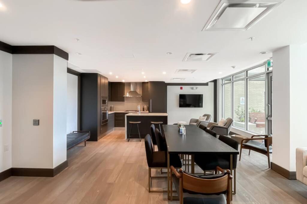 Spacious New Apartment With Working Space@Oakridge Ванкувер Экстерьер фото